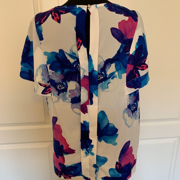 💙💕 Bold & Beautiful Blouse from Banana 💙💕 - Picture 6 of 14